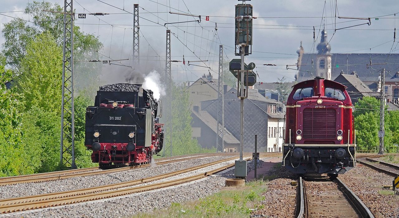 change-of-locomotives-3385470_1280.jpg